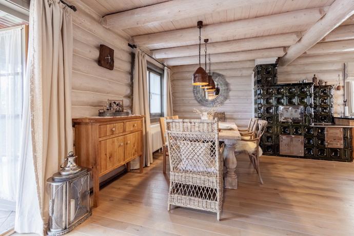 Srub zařízený ve stylu Provence.
Srub zařízený ve stylu Provence.