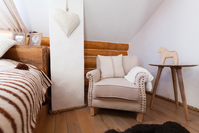 Srub zařízený ve stylu Provence.
Srub zařízený ve stylu Provence.