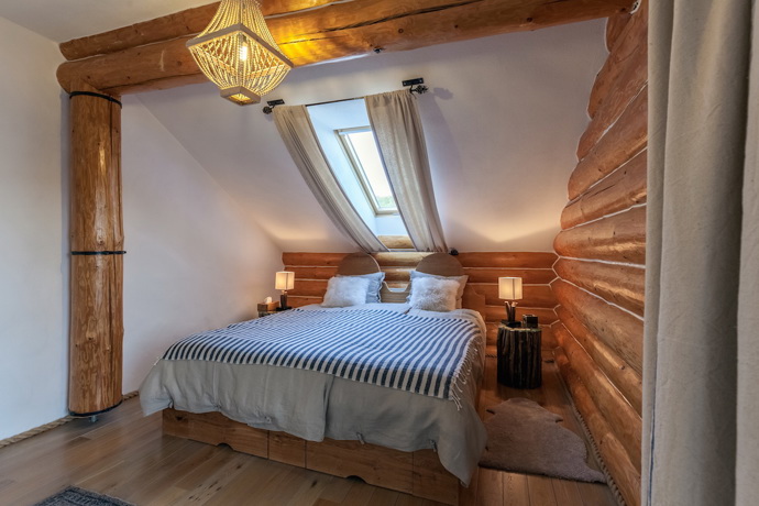Srub zařízený ve stylu Provence.
Srub zařízený ve stylu Provence.