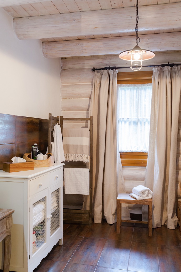 Srub zařízený ve stylu Provence.
Srub zařízený ve stylu Provence.