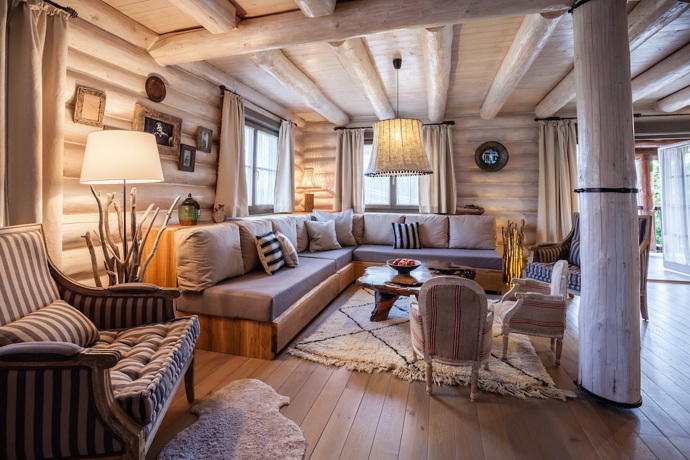 Srub zařízený ve stylu Provence.
Srub zařízený ve stylu Provence.