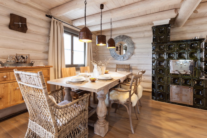 Srub zařízený ve stylu Provence.
Srub zařízený ve stylu Provence.