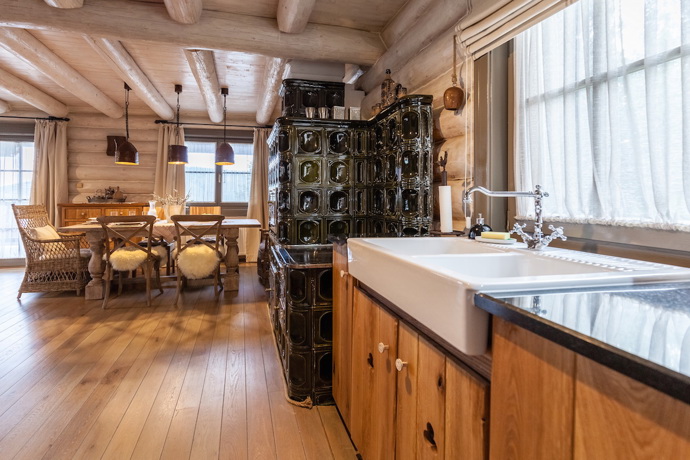 Srub zařízený ve stylu Provence.
Srub zařízený ve stylu Provence.