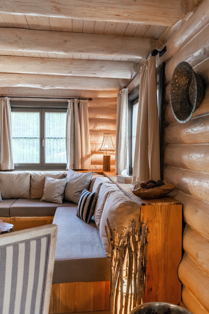 Srub zařízený ve stylu Provence.
Srub zařízený ve stylu Provence.