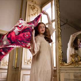 hedvábný šátek Alenka v říši divů, Silky Gang, od 1800 Kč
