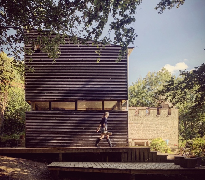 Moderní přístavba k budově z 18. století Moderní přístavba k budově z 18. století