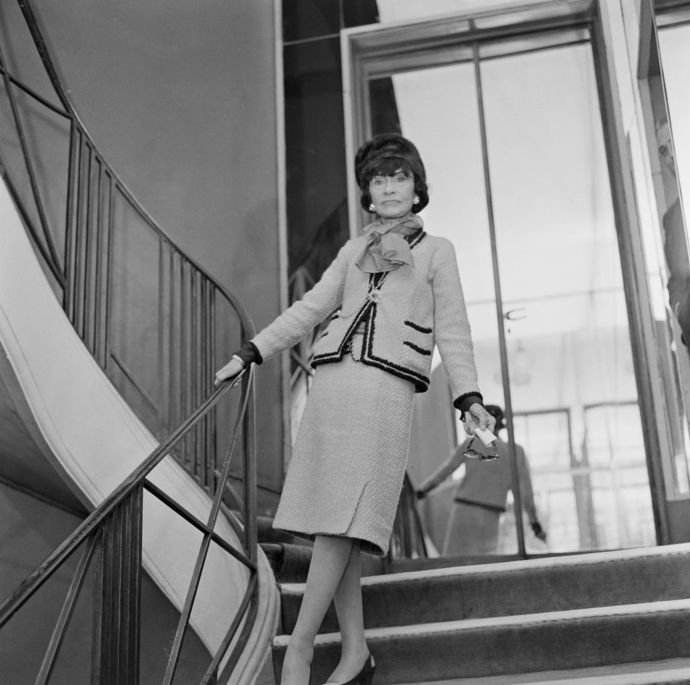 Žena, které vděčíme za nadčasový kostýmek a také za to, že ženy nosí kalhoty. Gabrielle "Coco" Chanel v roce 1963 jak jinak než v Chanel kostýmku.
