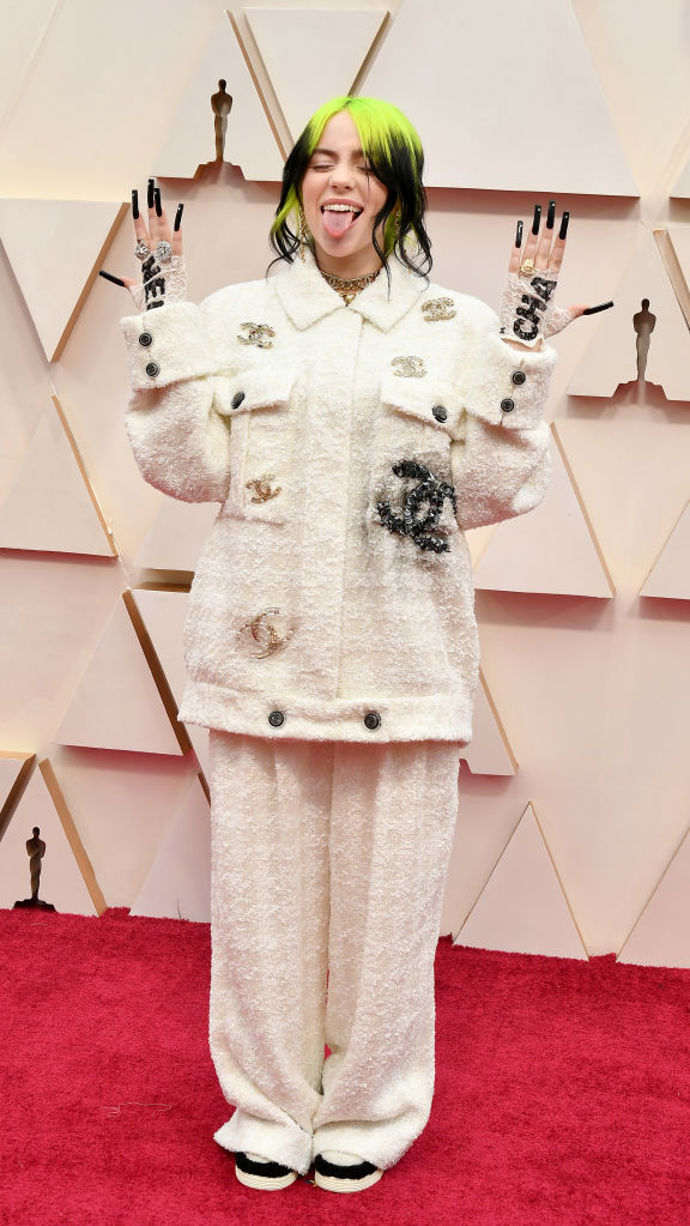 Chanel kostýmek v novém pojetí předvedla Billie Eilish v únoru 2020 na udílení Oscarů. Zpěvačka je důkazem, že tento ikonický kousek od Chanelu skutečně nestárne.
