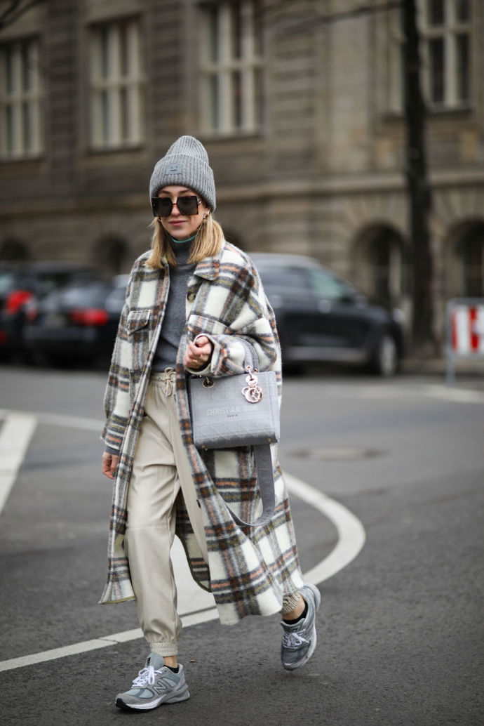 Kabát ve stylu kostkované košile můžete zkombinovat do pohodového outfitu s šedým rolákem a béžovými volnějšími kalhotami do gumy
Kabát ve stylu kostkované košile můžete zkombinovat do pohodového outfitu s šedým rolákem a béžovými volnějšími kalhotami do gumy