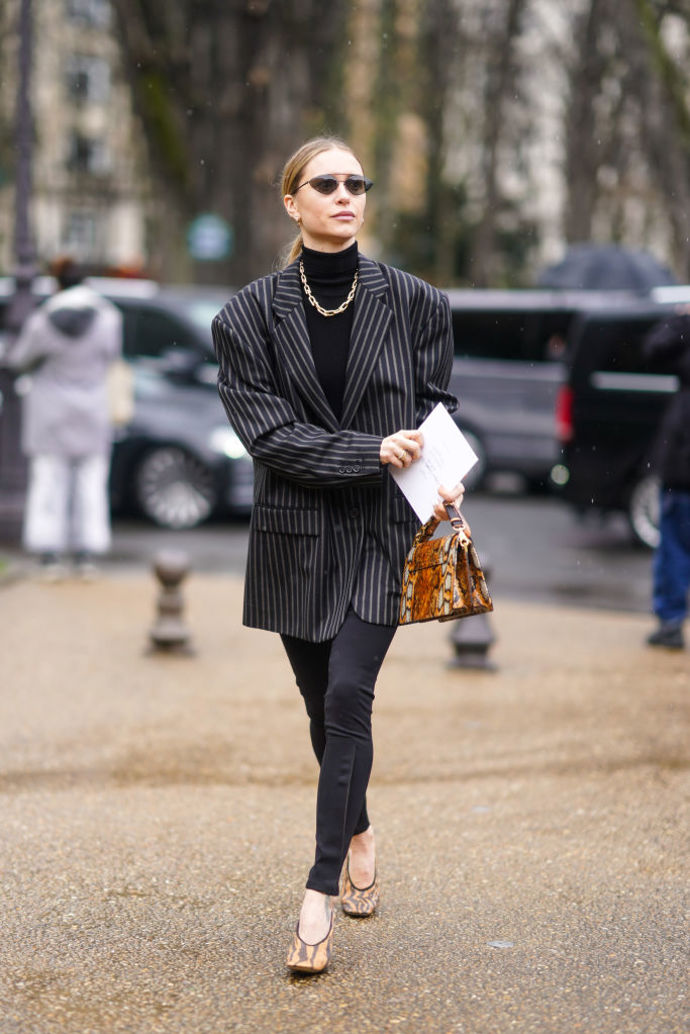 Oversized sako a legíny jsou osvědčenou kombinací, když nevíme, co na sebe. Se správnými doplňky vznikne i z této kombinace elegantní outfit.
