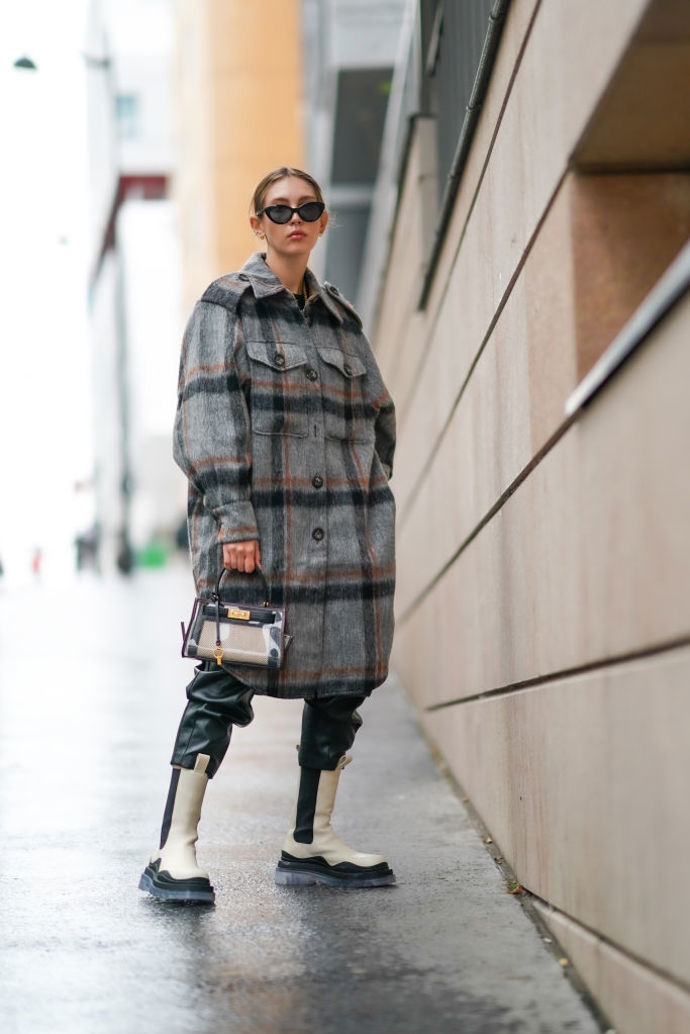 Boty ve stylu "holínek" od Bottega Veneta jsou aktuálně obzvlášť populární a ke kostkovanému kabátu vypadají skvěle!
Boty ve stylu "holínek" od Bottega Veneta jsou aktuálně obzvlášť populární a ke kostkovanému kabátu vypadají skvěle!