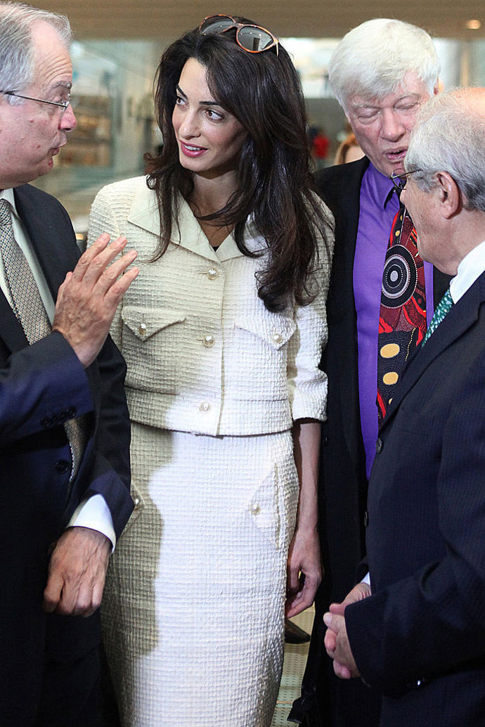 Styl Amal Clooney zkrátka milujeme a Chanel kostýmky tvoří podstatnou část jejího šatníku. Na návštěvu Muzea Acropolis v Řecku v roce 2014 zvolila jeho bílou variantu.
