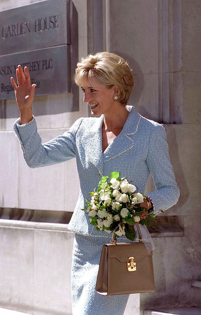 Princezna Diana měla Chanel kostýmky ve velké oblibě. Vybírala si zejména pastelové tóny. Na snímku je v roce 1997 na návštěvě British Lung Foundation.
