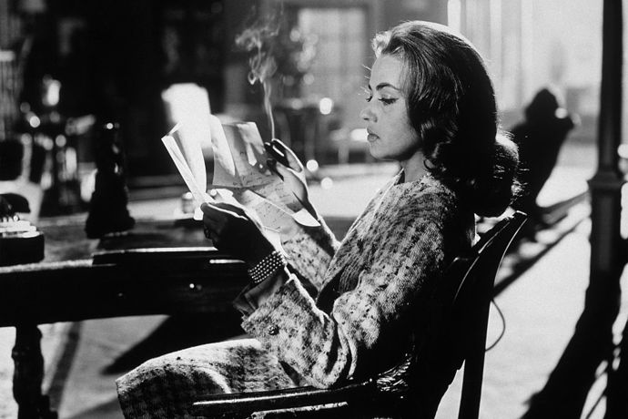 Ve filmu Nebezpečné známosti z roku 1959 má postava, kterou hraje francouzská herečka Jeanne Moreau, ve sbírce hned několik Chanel kostýmků.
