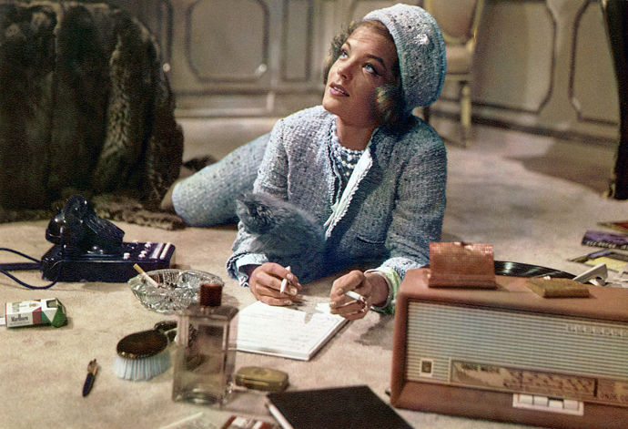Chanel kostýmek si zahrál i ve snímku Federica Felliniho Boccaccio '70 z roku 1962. Tehdy ho oblékla herečka Romy Schneider.
