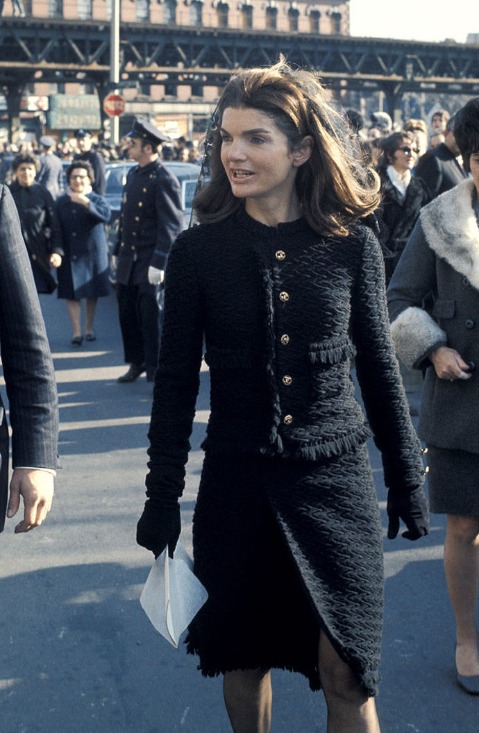 Jackie Onassis je jednou z osobností, které Chanel kostýmek proslavily. U Jackie se tento ikonický kousek pojí s tragickou událostí, měla ho totiž na sobě v okamžiku, kdy byl spáchán atentát na jejího manžela J. F. Kennedyho. Jackie Chanel kostýmky nosila opravdu často, černou variantu zvolila na pohřeb kardinála Cushinga.
