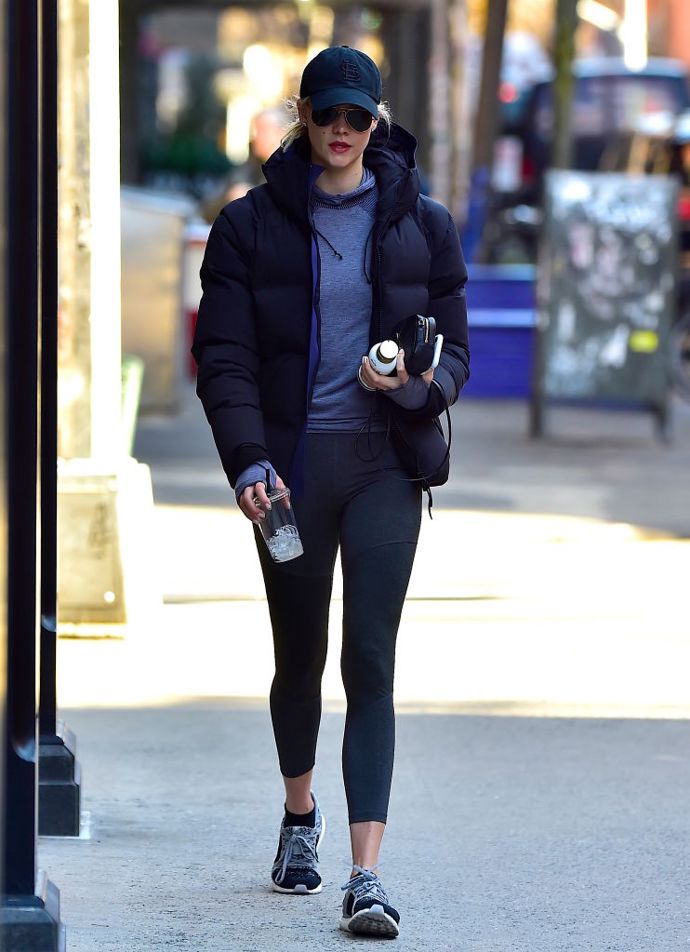 Klasický look ve stylu amerických topmodelek obléká do ulic i Karlie Kloss. Legíny, mikina a oversized "péřovka" jsou na karanténní vycházky ideální.
