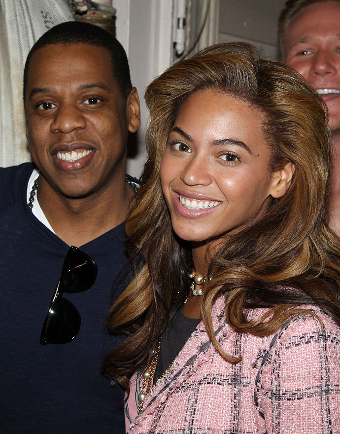 V roce 2010 na oslavu druhého výročí manželství s rapperem Jay-Z zvolila Beyoncé růžovo-modrý kostýmek
