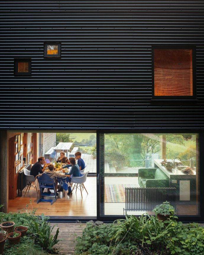 Moderní přístavba k budově z 18. století Moderní přístavba k budově z 18. století