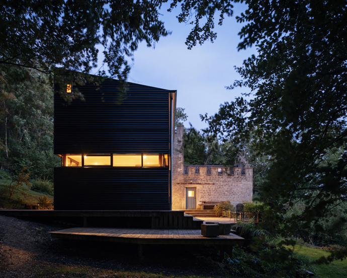 Moderní přístavba k budově z 18. století Moderní přístavba k budově z 18. století