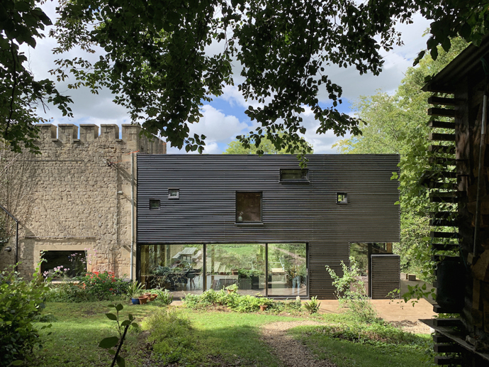 Moderní přístavba k budově z 18. století Moderní přístavba k budově z 18. století