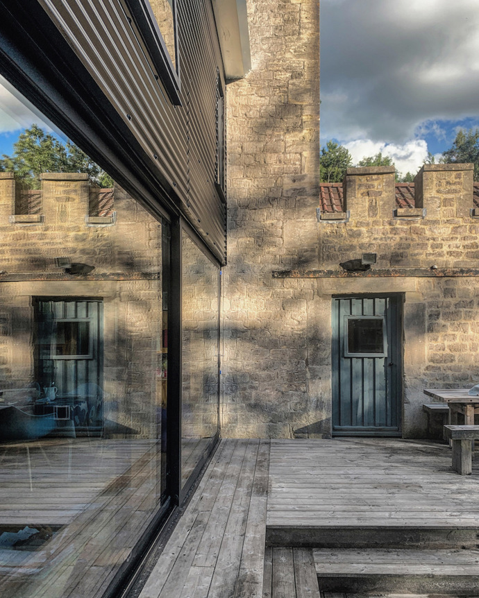 Moderní přístavba k budově z 18. století Moderní přístavba k budově z 18. století