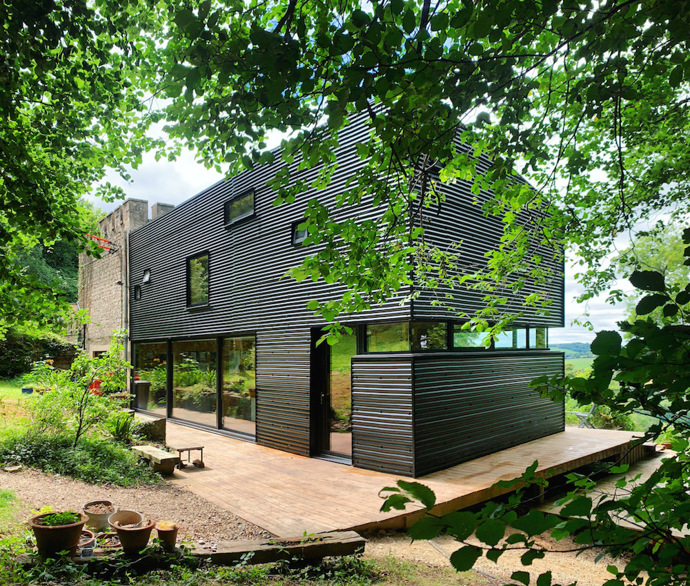 Moderní přístavba k budově z 18. století Moderní přístavba k budově z 18. století