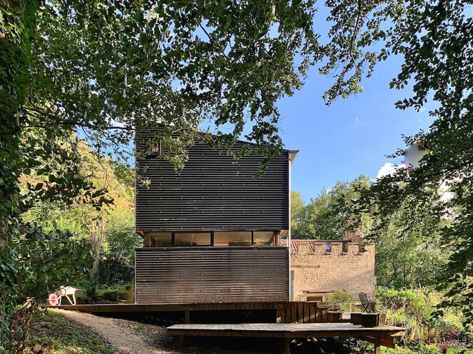 Moderní přístavba k budově z 18. století Moderní přístavba k budově z 18. století