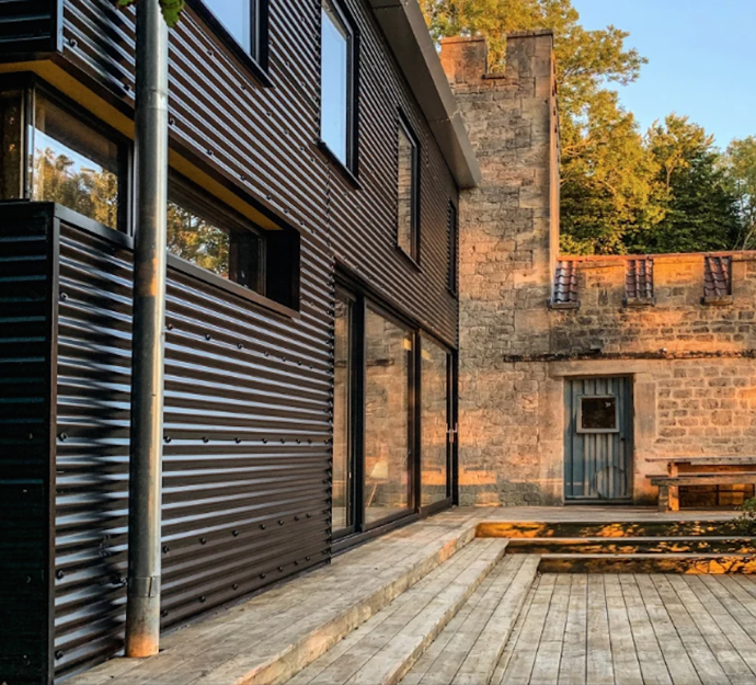 Moderní přístavba k budově z 18. století Moderní přístavba k budově z 18. století