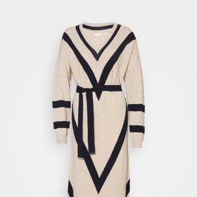 Ted Baker (prodává Zalando.cz), 4680 Kč

50% vlna, 36% viskóza, 10% polyamid, 4% kašmír
