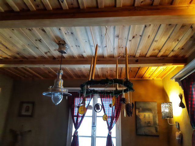 Tento věnec nejen ušetří peníze, ale také místo na stole
