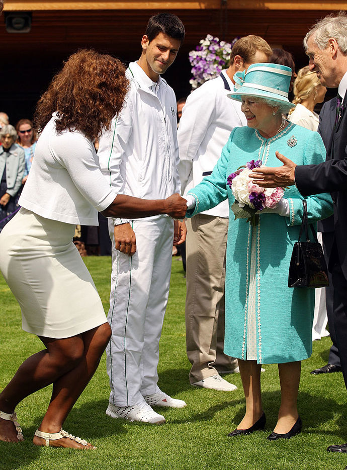 Tenistka Serena Williams při setkání s královnou na Wimbledonu v roce 2010 dodržela wimbledonský dresscode a byla oblečená celá v bílé barvě.
