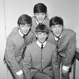 Legendární fotka ještě legendárnější kapely. Saka bez límce, která mají členové The Beatles na snímku z roku 1963 na sobě, navrhl Pierre Cardin.
