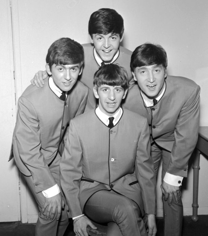 Legendární fotka ještě legendárnější kapely. Saka bez límce, která mají členové The Beatles na snímku z roku 1963 na sobě, navrhl Pierre Cardin.
