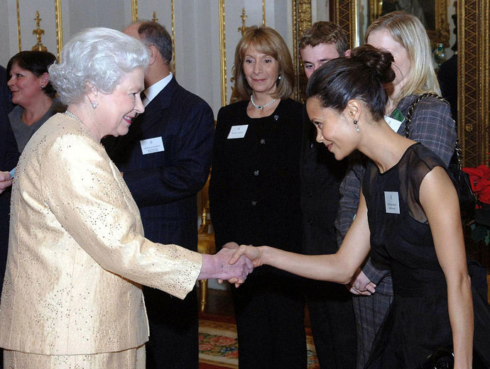 Herečka Thandie Newton na setkání s královnou v roce 2006 v Buckinghamském paláci zvolila elegantní černé šaty.
