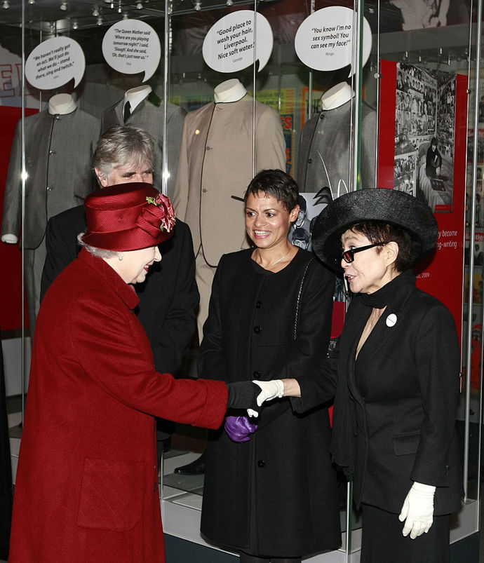 Yoko Ono se s královnou v roce 2011 setkala jak jinak než v Liverpoolu. Měla na sobě černý kostým s kloboukem a bílými rukavicemi.
