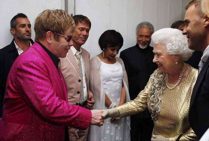 Elton John se s britskou královnou setkal v roce 2012 při příležitosti koncertu k jejímu diamantovému výročí, tedy výročí šedesáti let na britském trůně. Elton John zvolil pro něj typický třpytivý outfit v podobě růžového obleku.
