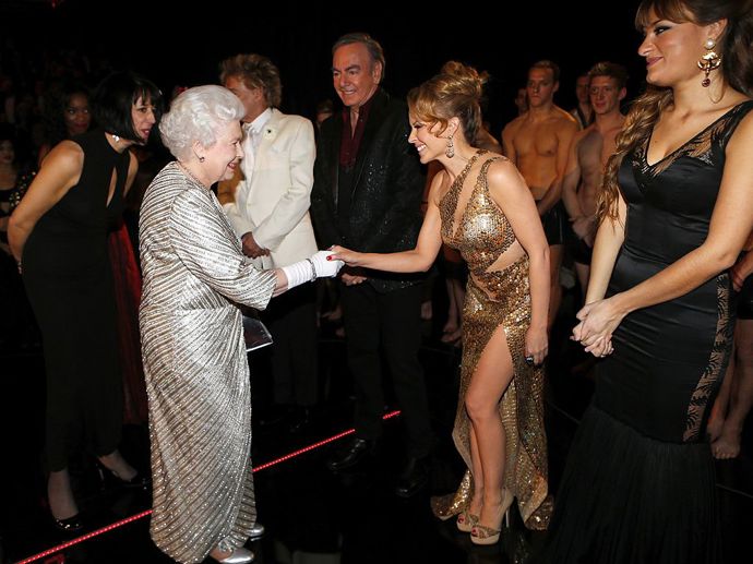 Zpěvačka Kylie Minogue se s britskou královnou setkala v roce 2012 při příležitosti Royal Variety Performance v Royal Albert Hall v Londýně. Na sobě měla zlaté třpytivé šaty.
