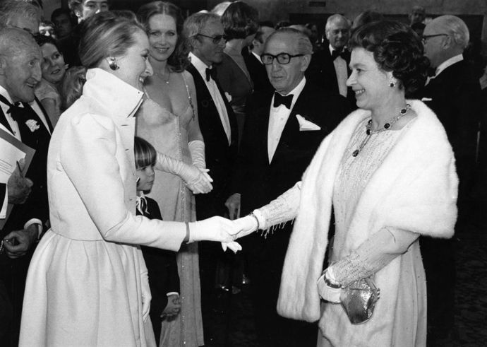 Herečka Meryl Streep se s Alžbětou II. setkala v roce 1980 v Odeon Theatre na Leicester Square v Londýně. Měla na sobě celobílý outfit.
