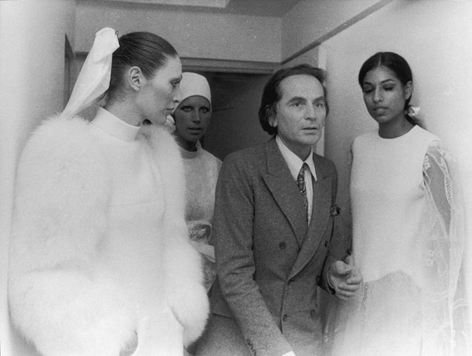 Před přehlídkou po boku modelek v roce 1971
