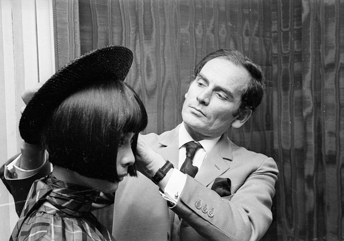 Pierre Cardin při práci v roce 1965
