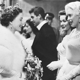 Herečka Jayne Mansfield se s britskou královnou setkala v roce 1957 při příležitosti Royal Variety Performance v Odeon Theatre v Londýně. Na sobě měla světlé šaty s kulatým zdobeným výstřihem.
