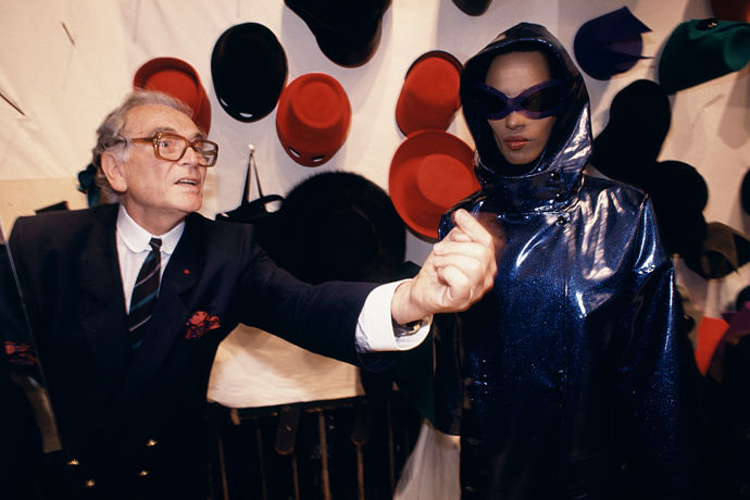 V zákulisí přehlídky couture kolekce v roce 1991
