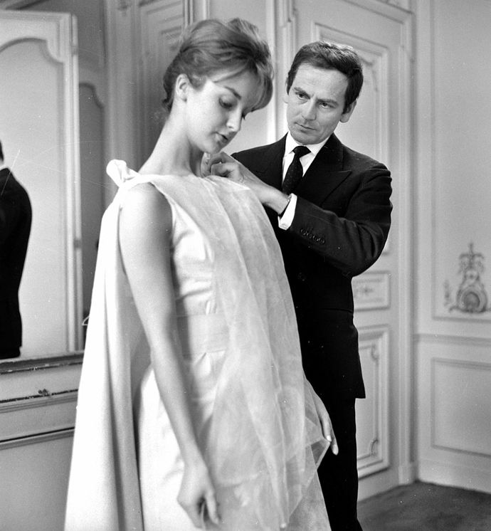 Pierre Cardin vytváří šaty pro herečku Danielle Lebrun v roce 1962
