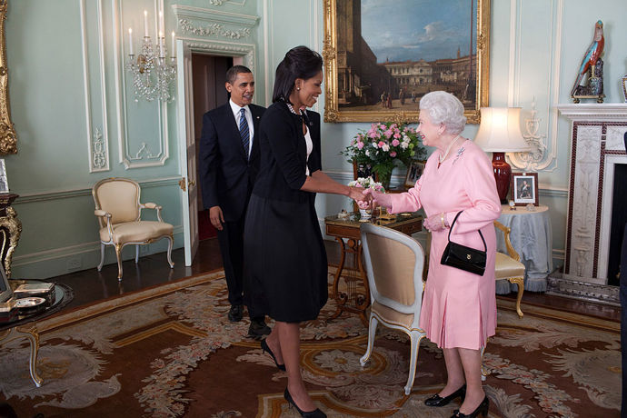 Barack a Michelle Obamovi se s královnou Alžbětou II. setkali v Buckinghamském paláci v roce 2009. Michelle oblékla elegantní černou sukni s bílým topem, černým cardiganem a perlami.
