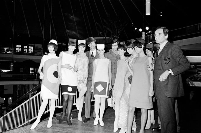 V roce 1966 se Pierre Cardin se svými typickými modely představil na charitativní módní přehlídce v Londýně

