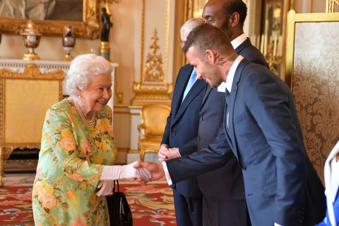 David Beckam se však s královnou setkal vícekrát, například také v roce 2018 přímo v Buckinghamském paláci. S jeho manželkou Victorií byli také hosty na královských svatbách prince Williama i prince Harryho.

