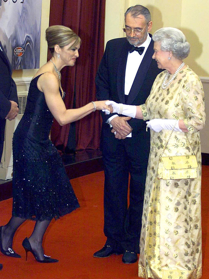 S britskou královnou se setkala také zpěvačka Madonna, a to v roce 2002 v Royal Albert Hall v Londýně. Na sobě měla zdobené tmavě modré šaty v midi délce.
