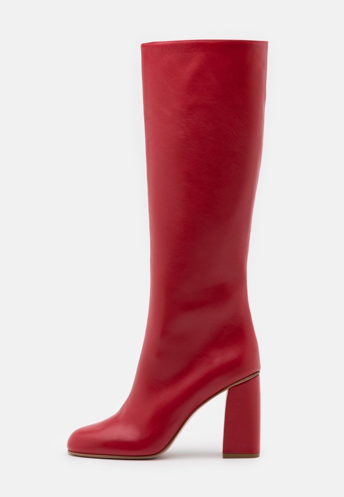 Red V (prodává Zalando.cz), 14 280 Kč
Red V (prodává Zalando.cz), 14 280 Kč