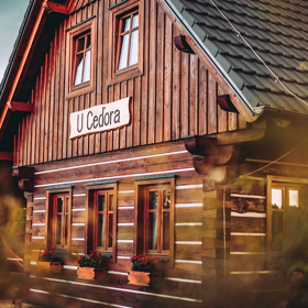 Vysněné místo, vysněná chalupa. Osud tomu ale chtěl jinak a manžel Vlaďky Mackové se už finálního dokončení nedožil. Na jeho počest roubenku pojmenovali jeho přezdívkou z mládí. Víteje v Chalupě U Ceďora. 
